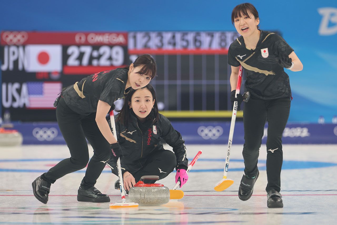 2月16日、アメリカ戦を戦うカーリング日本女子代表の選手たち