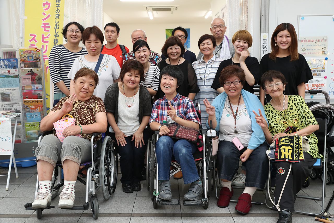 タウンモビリティステーションふくねこでは、車イスやベビーカーの貸し出し、移動のサポート、ボランティアの付き添いなどを提供している。人と人がつながることで、新しいアイデアも生まれる