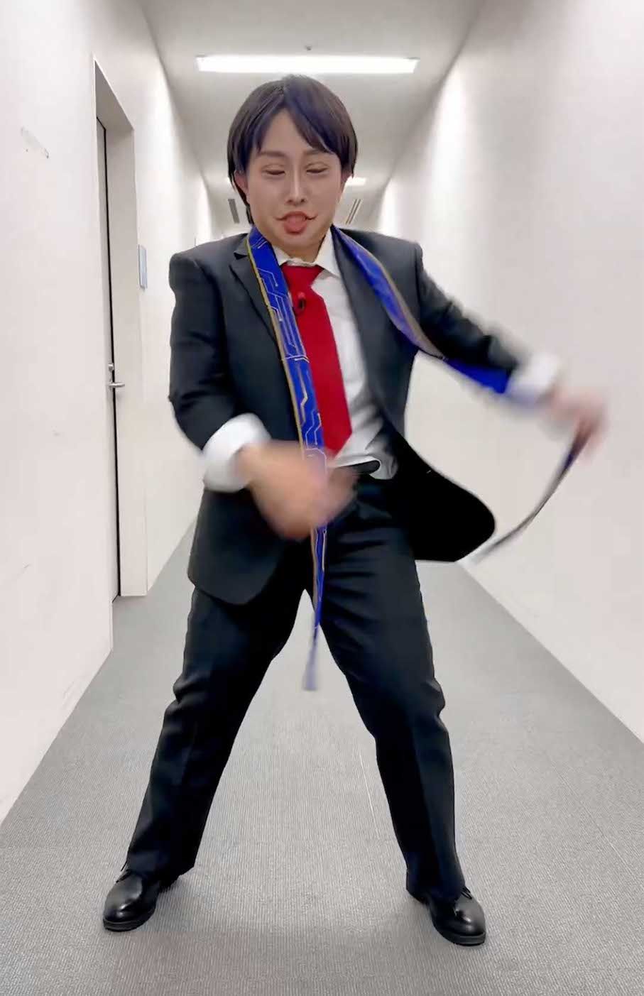 「2頭身の櫻井翔」人気ソロ曲『T.A.B.O.O』を歌いながらノリノリでダンスを披露したキンタロー。（本人のXより）
