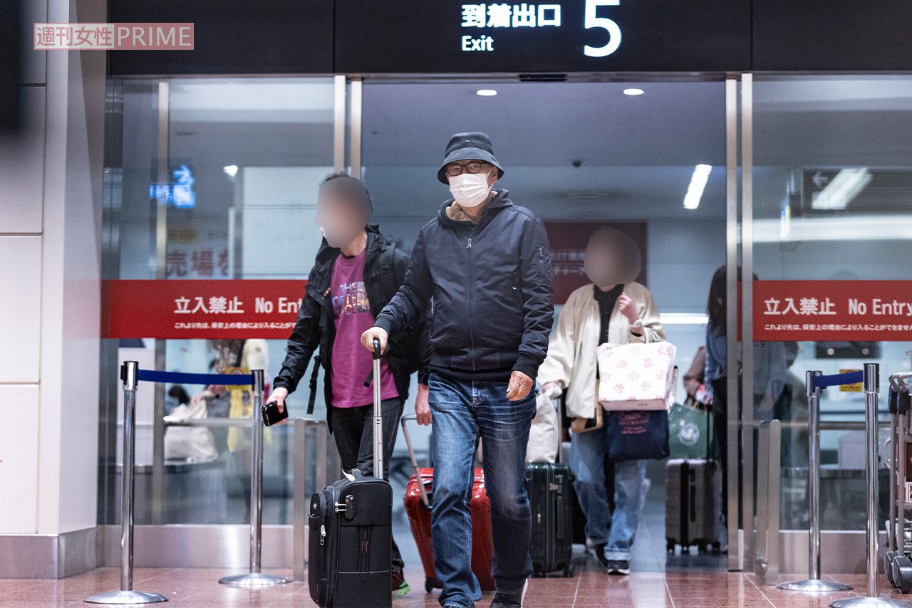 鹿児島へのふたり旅から羽田空港へと戻ってきた岸部一徳