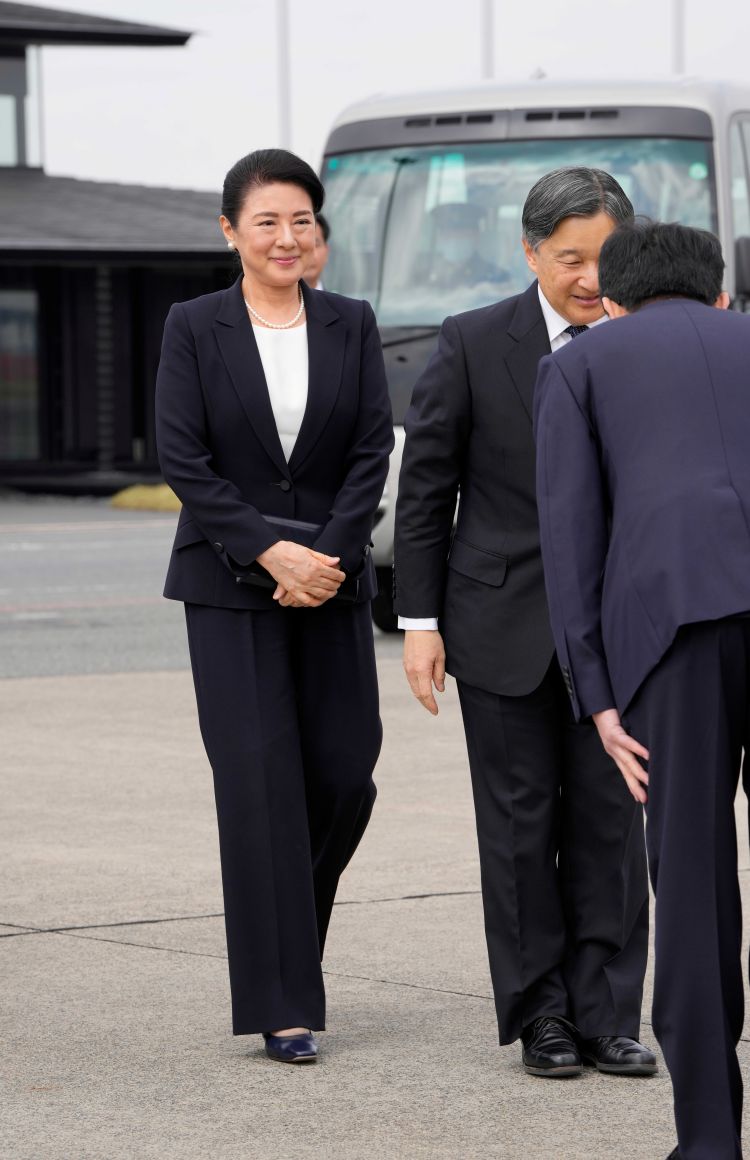 公務ではパンツスーツでのお出ましが多い雅子さま