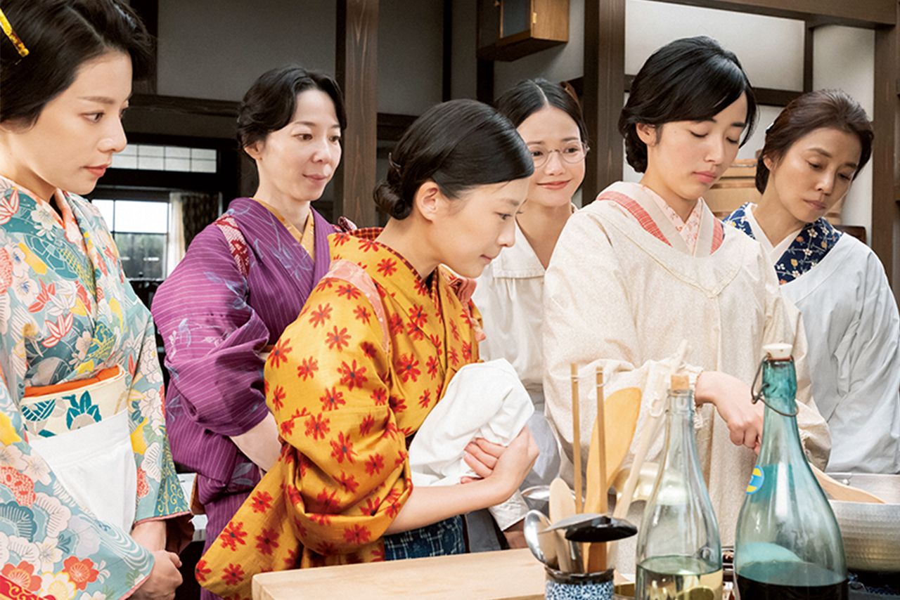 明律大学に通う寅子たちは、毒まんじゅう事件を再検証すべく、まんじゅう作り。花江も手伝った