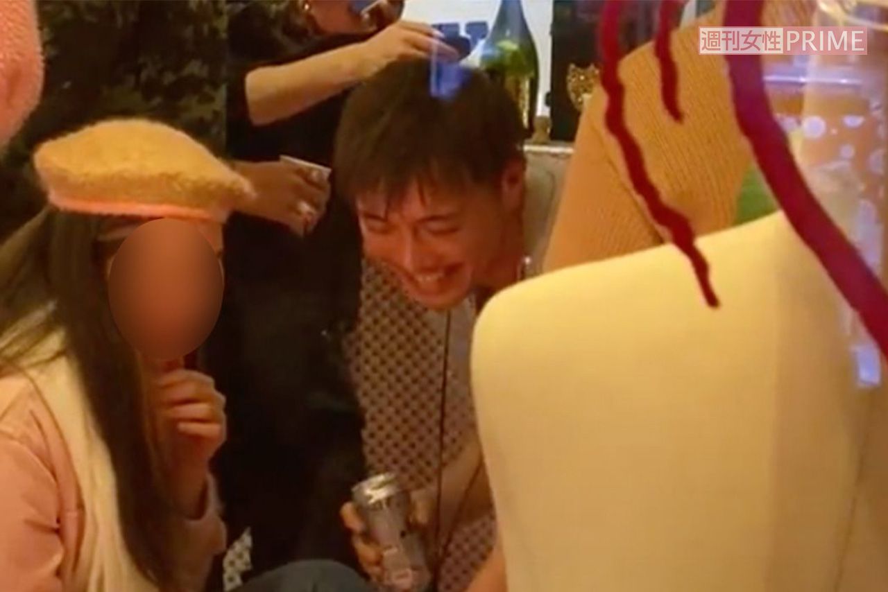 '21年のコロナ禍にイベント会場で女性たちと宴会をしていた成宮寛貴