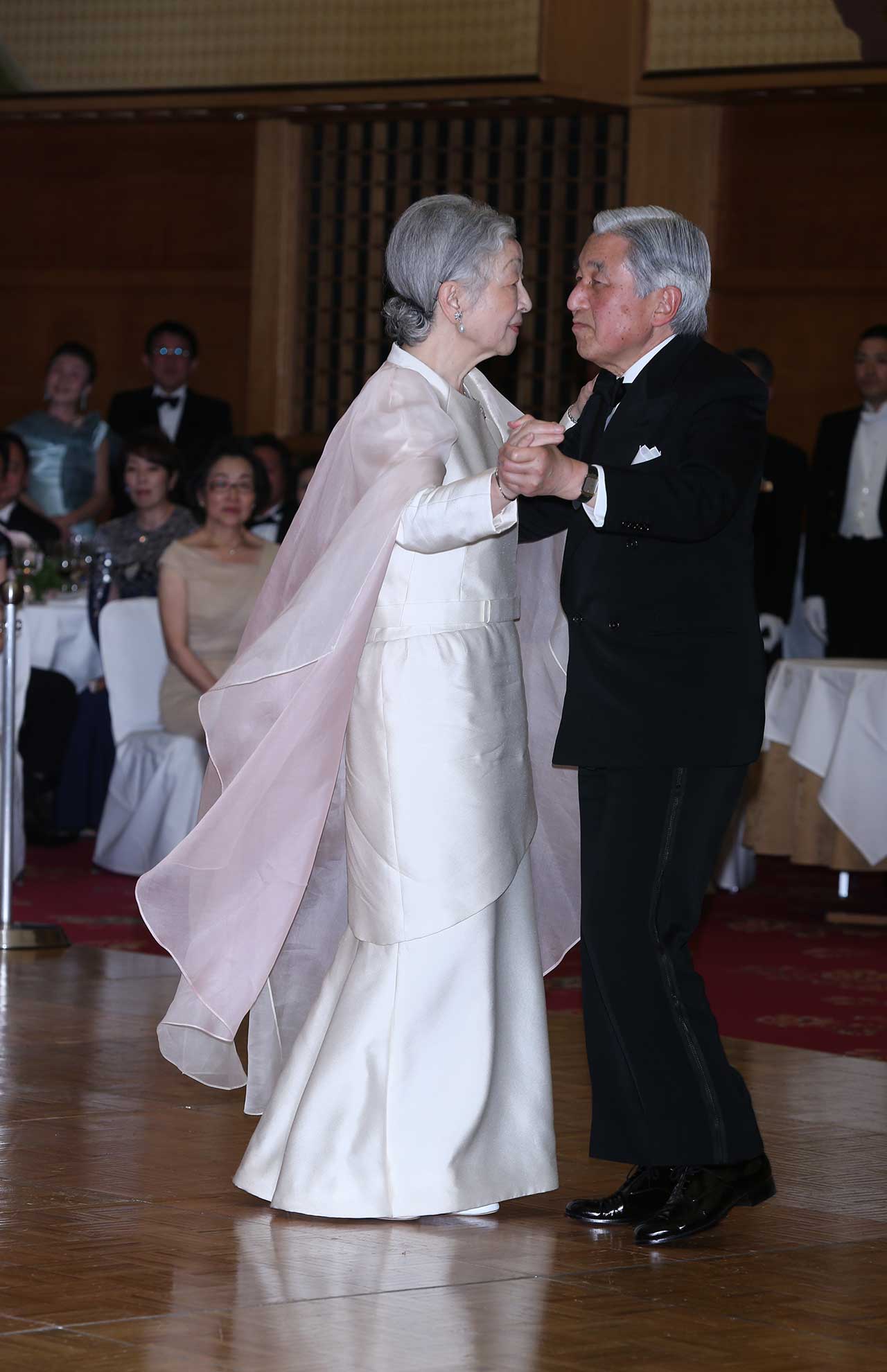 国際婦人福祉協会チャリティーボールで社交ダンスをご披露（'13年4月12日）