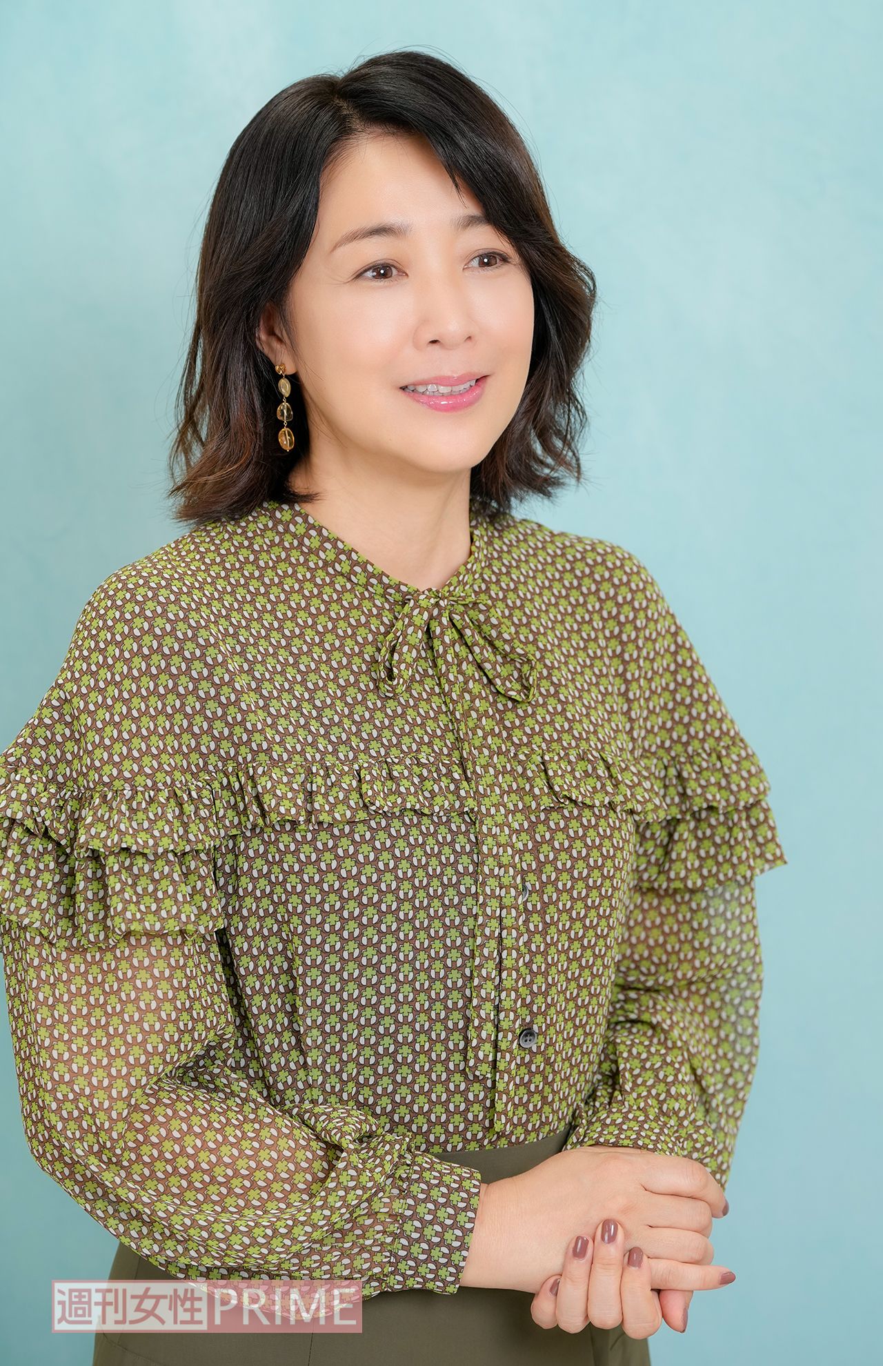 菊池桃子　撮影／伊藤和幸　ブラウス：Soclose,／スカート：DAMAcollection／ピアス：NATURALIJEWELRY