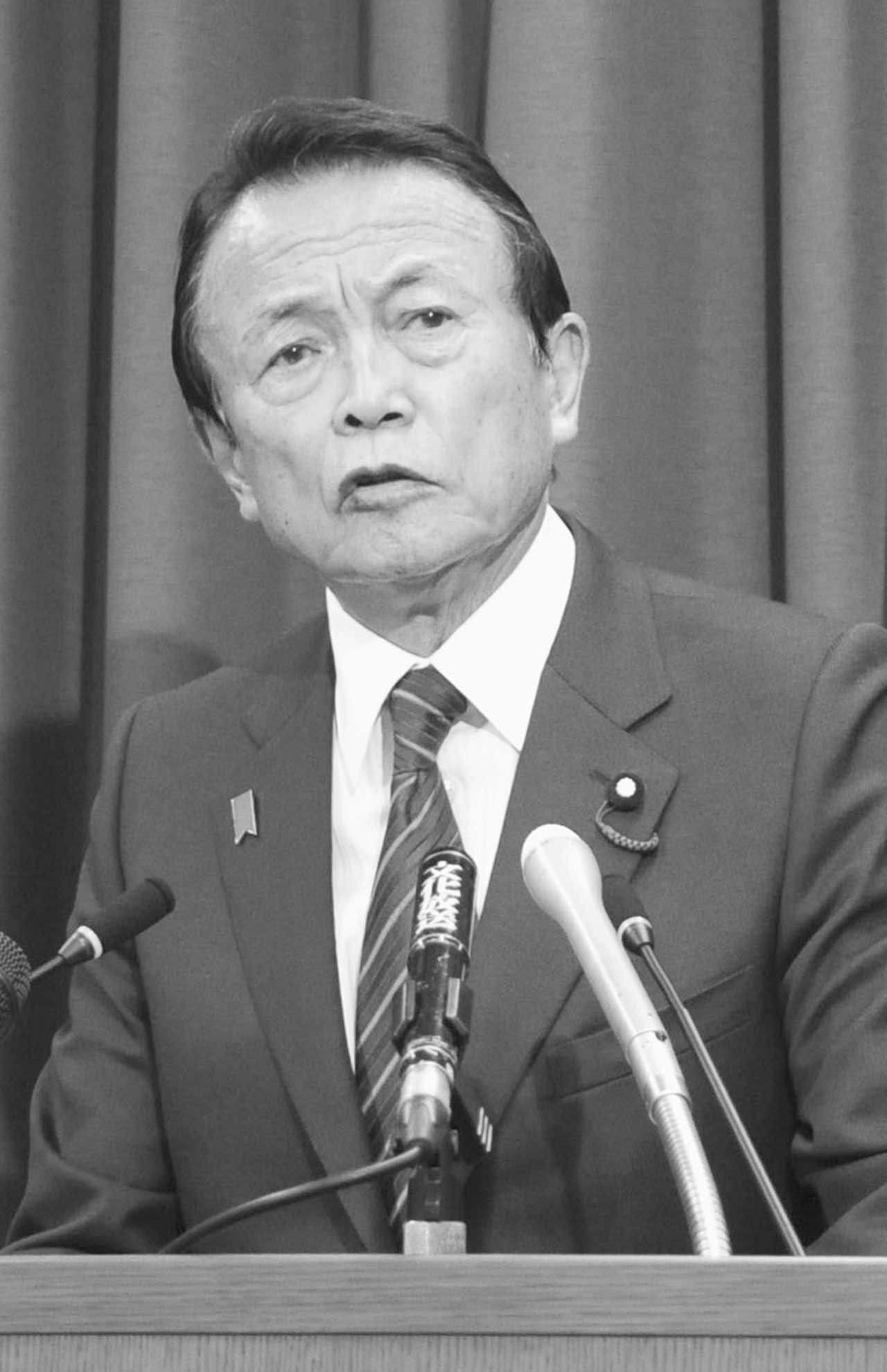 麻生財務相は記者会見で「（金融庁の）報告書は受け取らない」と言い切った（6月11日）