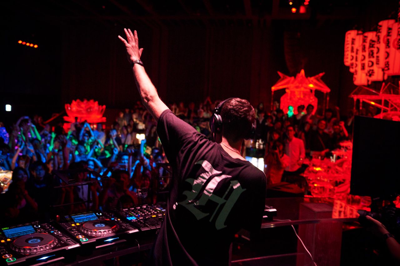 夜はドリンクを楽しみながら鑑賞可能。DJライブや大衆演劇の花魁ショーなどスペシャルデーも／「ECO EDO 日本橋 アートアクアリウム2017 ～江戸・金魚の涼～＆ナイトアクアリウム」