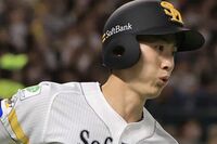 ソフトバンク・周東佑京のヘルメット“叩きつけ”に「大人げない」問題視されなかった大谷翔平との違い