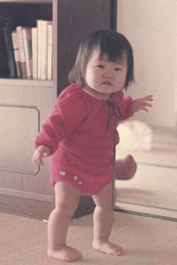 立っちをしてよちよち歩き始めたばかりのころ。母の香代さんは気がつかなかったが、親戚から「立ち方が少し気になるね」と言われ、病院へ