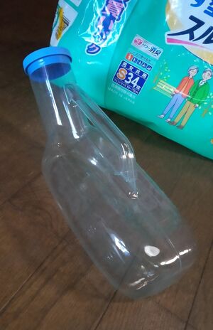 年の瀬に背骨を圧迫骨折した父親のために用意した紙パンツと尿瓶。「結局、尿瓶は使いませんでしたが……」※画像はこかじさん提供