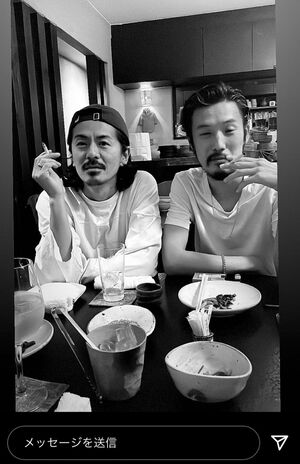 SNSにアップされたタバコを吸いながら食事をする森田剛（『PERIMETRON』のメンバーOSRINのインスタより）