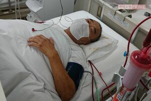 透析治療中のグレート義太夫さん。毎週3回、1回4～5時間の治療を続けていた