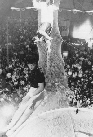 空中ブランコのフライヤー時代の木下さん。「療養中よりも何よりも、この時がいちばん心配だった」と妻・恵子さん