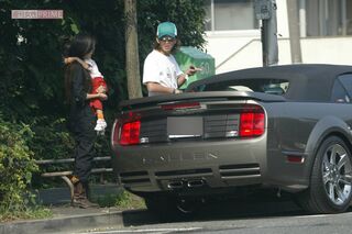2005年8月、希少な新車で子どもを送迎する木村拓哉と工藤静香