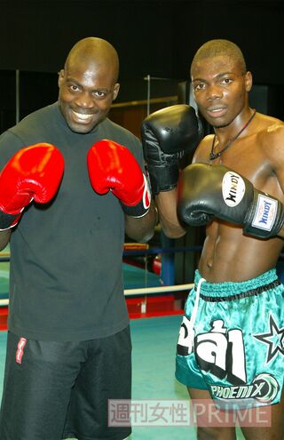 弟のアンディ・オロゴンとファイティングポーズをとるボビー（'06年8月）