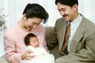 '91年12月、生後2か月の眞子さまを秋篠宮さまと紀子さまは幸せそうに見つめられて