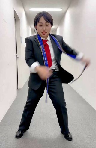 「2頭身の櫻井翔」人気ソロ曲『T.A.B.O.O』を歌いながらノリノリでダンスを披露したキンタロー。(本人のXより)