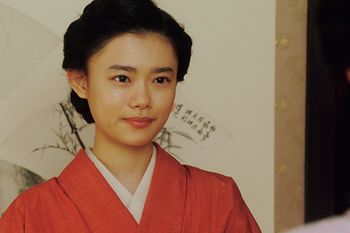 連続テレビ『おちょやん』（NHK総合）のオープニングで『泣き笑いのエピソード』が流れる