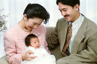 '91年12月、生後2か月の眞子さまを秋篠宮さまと紀子さまは幸せそうに見つめられて
