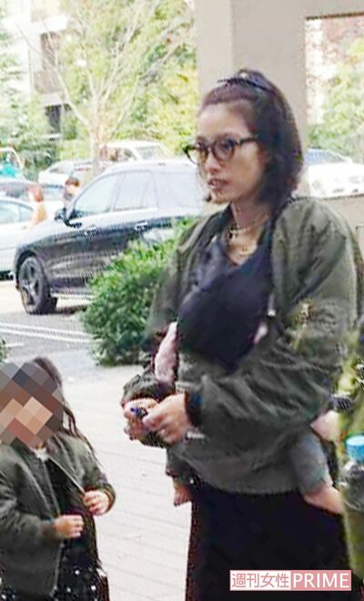 プロペラを代官山『蔦屋書店』の屋根の上に乗せてしまった木下優樹菜。男性2人が肩車をして手をのばすのを固唾をのんで見守った  