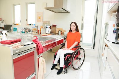 バリアフリーな君江さんの自宅。車椅子のまま料理ができる。一歩外に出ると、いかにバリアだらけなのかよくわかる
