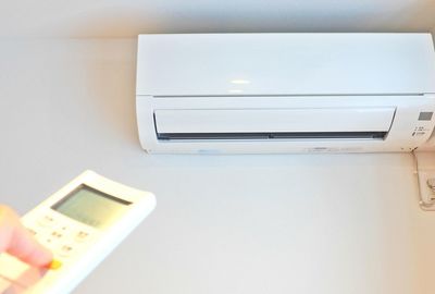 外出自粛で電気代1.5倍も！ エアコンつけっぱ、TV輝度下げなど節電テクで対応を