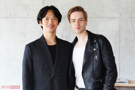 竹田純さん（左）の取材にはパートナーのクリスさん（右）も同席。幸せそうで仲の良さがうかがえる