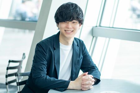 小川涼太郎さん（おがわ・りょうたろう）1994年生まれ、徳島県出身。2019年に総合教育事業の株式会社スダチを設立。不登校の子どもたちに向けたボランティア活動を通して、“目的意識がない不登校”で悩んでいる子どもたちや親御さんが多くいることを知り、2020年4月に不登校支援事業開始。株式会社スダチhttps://sudachi.support/