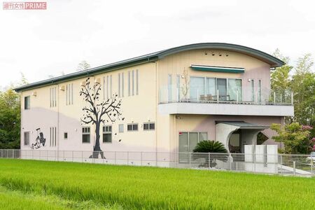 田んぼに囲まれた奈良県三宅町の社屋。直営店の奥に社員が働くスペースを設けている　撮影／伊藤和幸