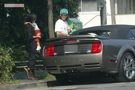 2005年8月、希少な新車で子どもを送迎する木村拓哉と工藤静香