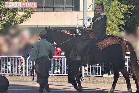 木村拓哉が信長役を務めた騎馬武者行列は撮影も可能。目線を絶え間なく観客に送り、ファンサービスも抜群だった