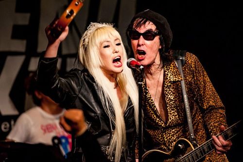 現在は知慧子さん（ルーシー）が父と同じステージに立ち、かつて母が歌った曲を披露するライブも