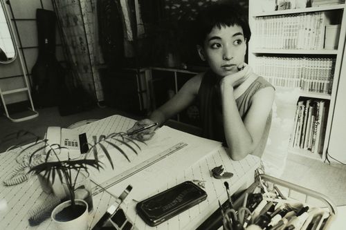 デビュー後、12年間暮らした中目黒の自宅兼仕事場にて。忙しい仕事の合間に飲み歩くのも楽しみのひとつだった