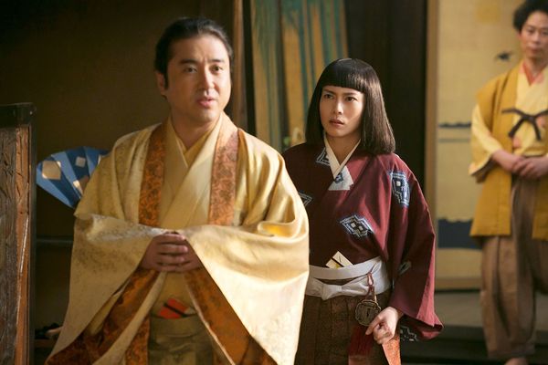 井伊家に出入りする商人・瀬戸方丈（ムロツヨシ）。見覚えのある顔に直虎は驚愕する　(c)NHK