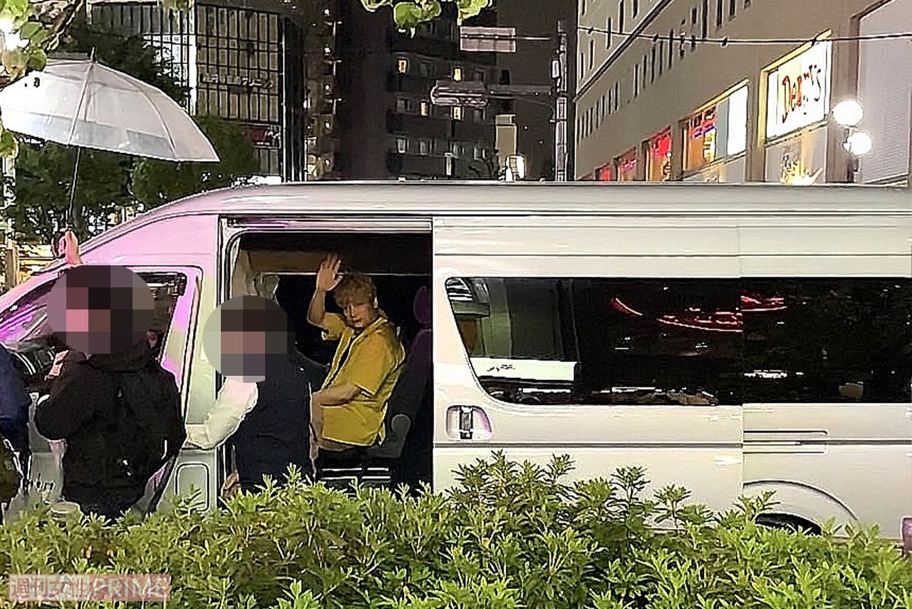 ロケバスのドアが閉まるまで、ファンに手を振り続けた香取慎吾