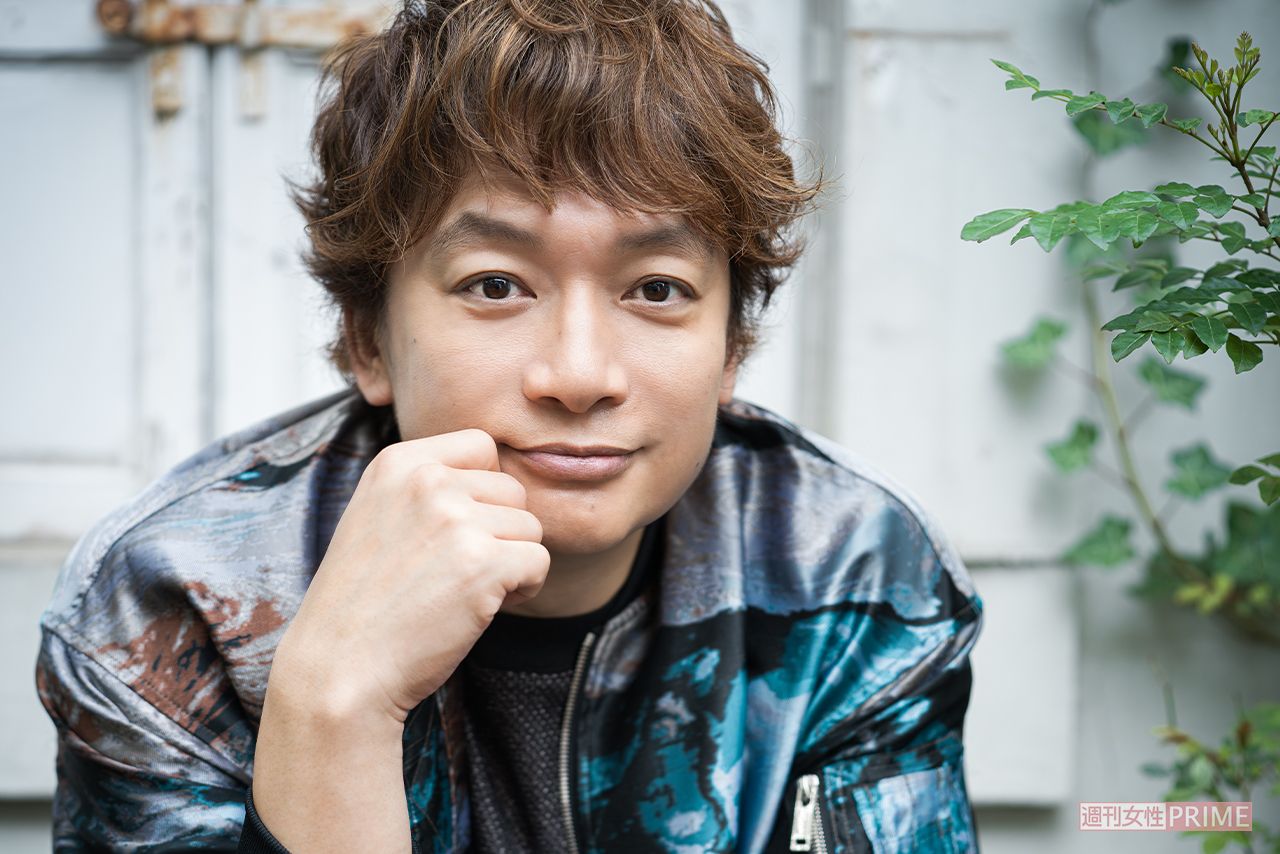 香取慎吾　撮影／廣瀬靖士　ヘアメイク／石崎達也（香取）　スタイリスト／黒澤彰乃　衣装協力／junhashimoto/junhashimoto OMOTESANDO、ネフォロジスト/株式会社ワイエムティー