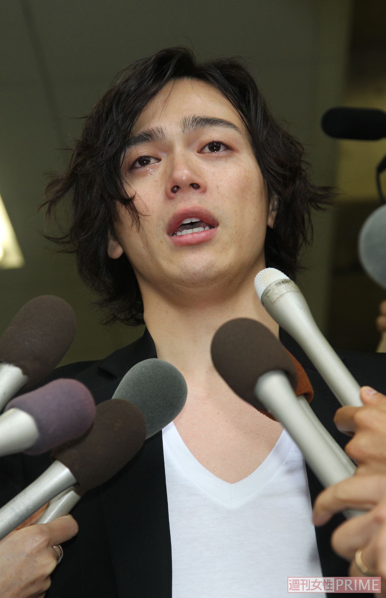 囲み会見で泣きじゃくりながら“2股騒動”を謝罪した塩谷瞬