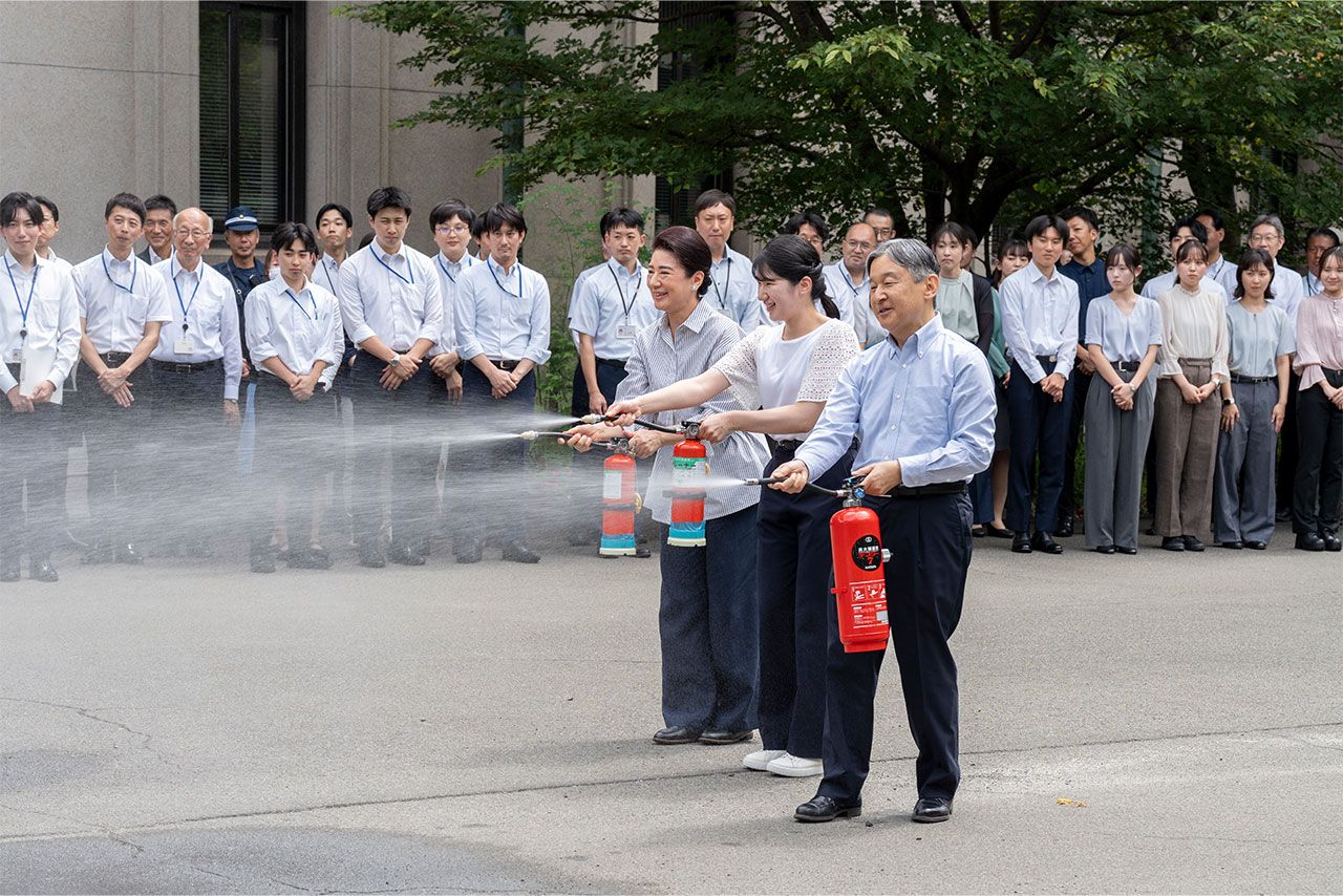 9月1日、皇居で行われた宮内庁の防災訓練を視察した天皇ご一家(写真／宮内庁提供)