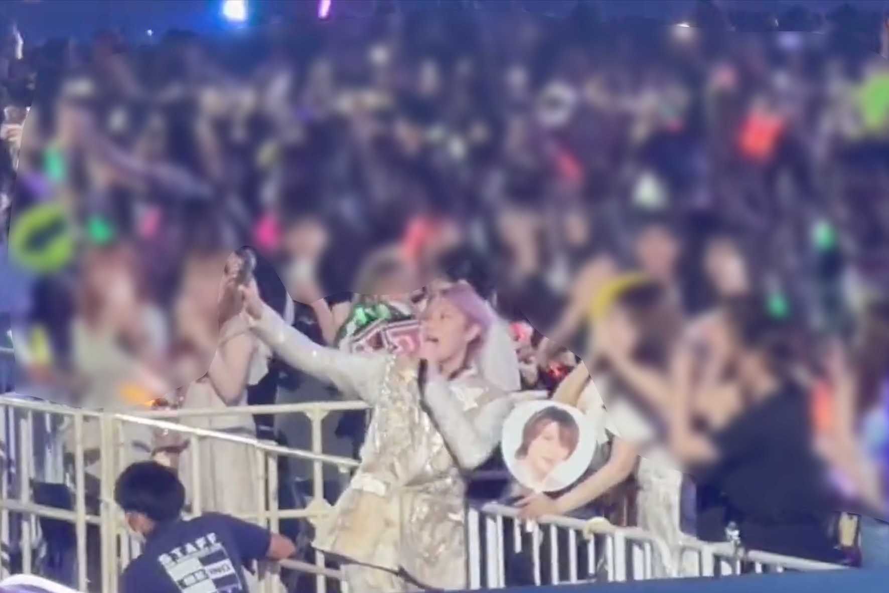 ファンのスマホで“自撮りファンサ”を行う『美少年』の佐藤龍我（ツイッターより）