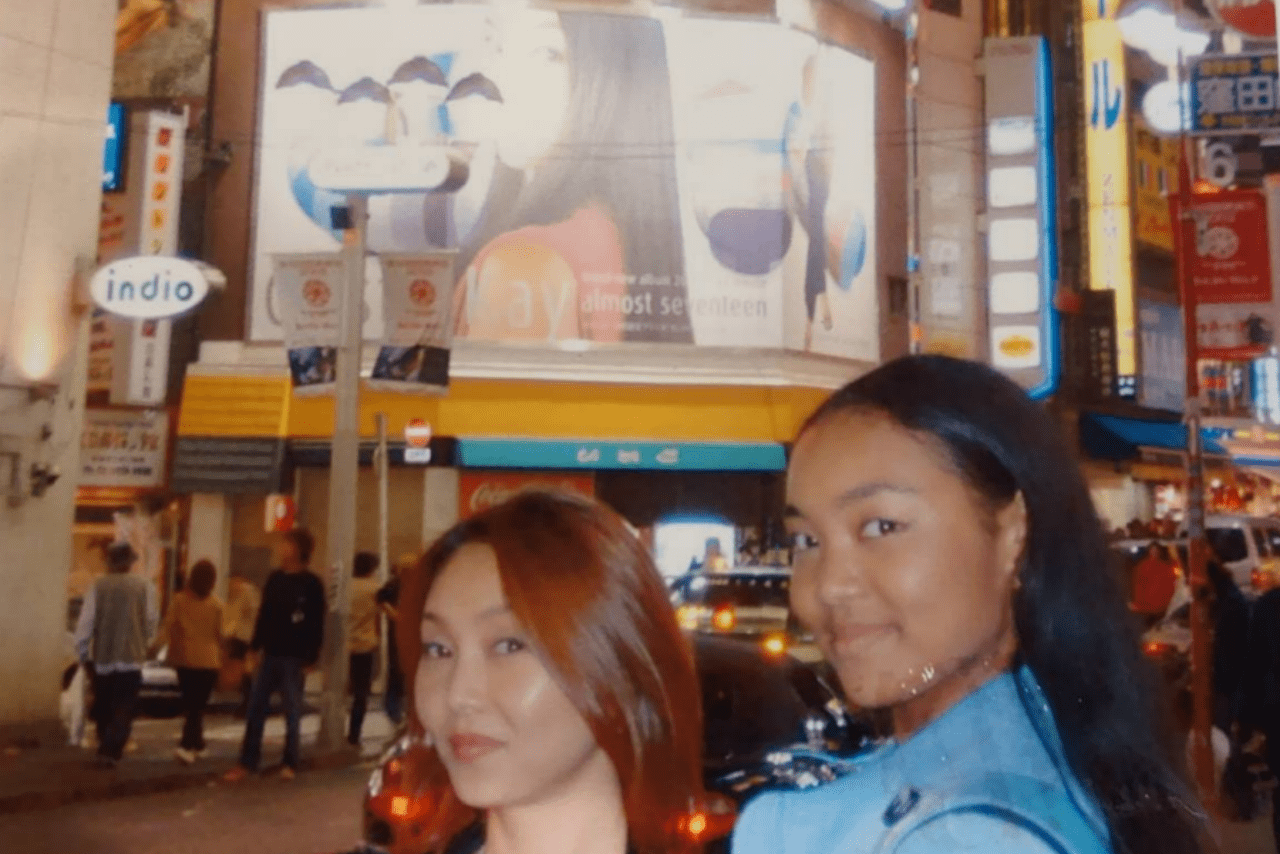 3枚目のアルバムを発売したとき、宣伝する大きな看板が渋谷に出ていました。その前でポーズをまねして写真を撮りました（笑）