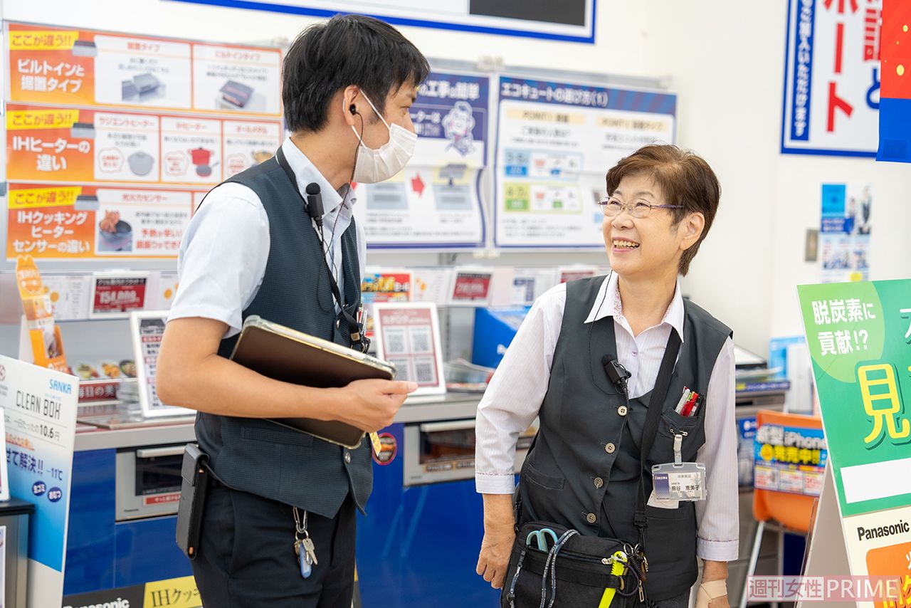 当日の仕事内容などを店長に確認。コミュニケーションを取ることで良好な関係に　撮影／伊藤和幸