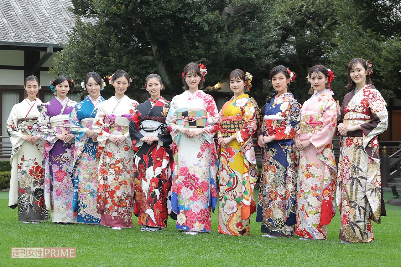 オスカープロモーション晴れ着撮影会に参加した小芝風花（左から5番目）