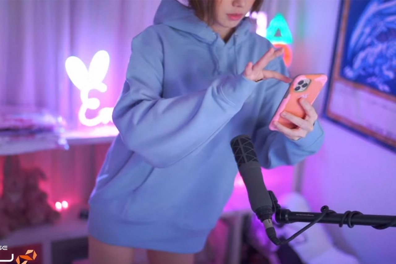 配信で披露していたスマホケース（えなこの公式Youtubeチャンネルより）