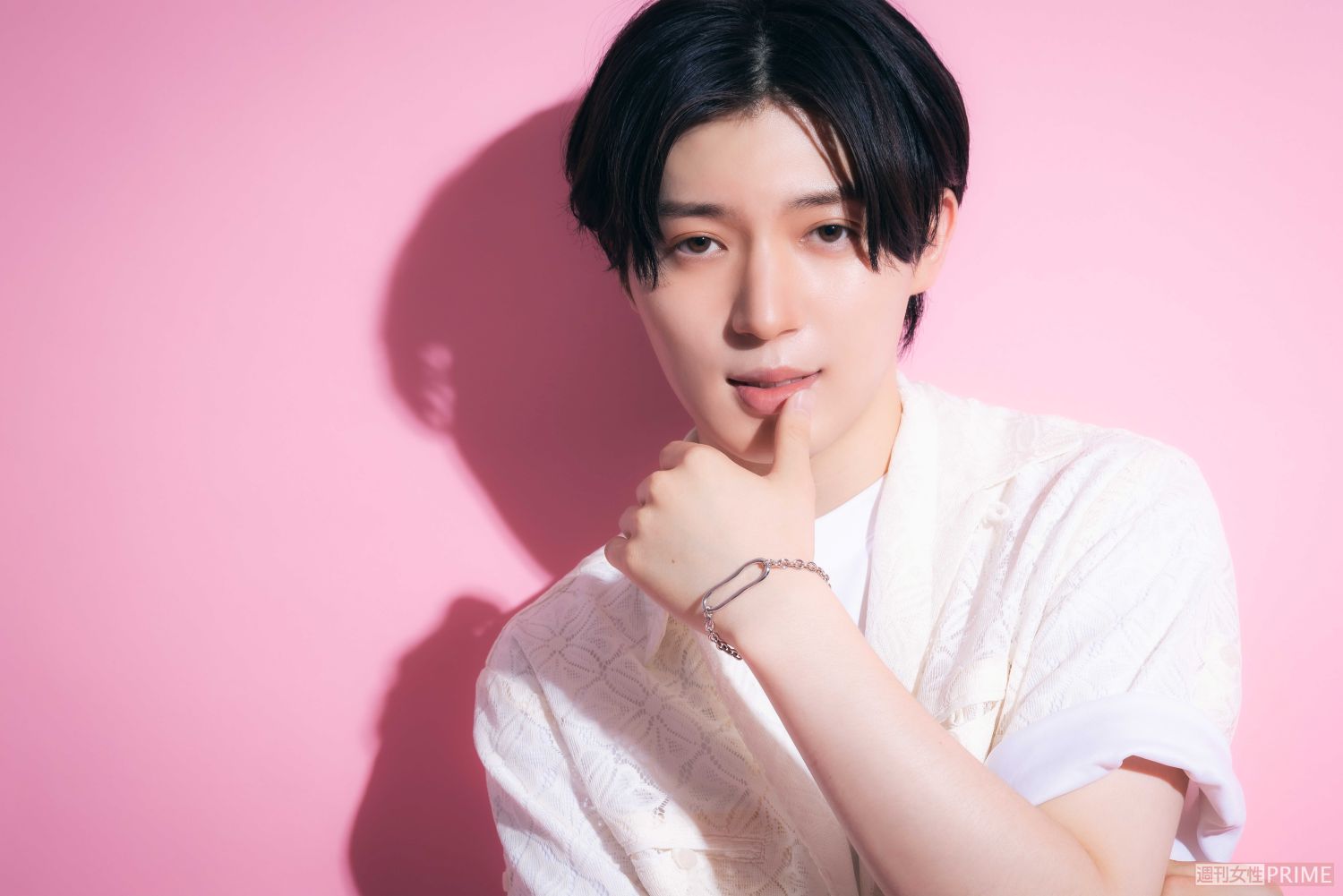 西山智樹　撮影/矢島泰輔、スタイリング/大野紗也、衣装協力/（株）アンティローザ（https://auntierosa.com/）