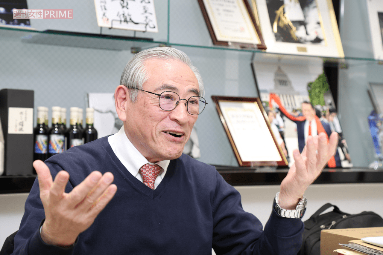 兄譲りの身振り手振りで昔日の思い出を話す啓介さん。自身が社長を務めるIGFオフィスには、兄・アントニオ猪木氏のパネルのほか、プロレスファンとして知られる野田佳彦元首相から贈られた「初志貫徹」の色紙などが並ぶ（撮影／近藤陽介）