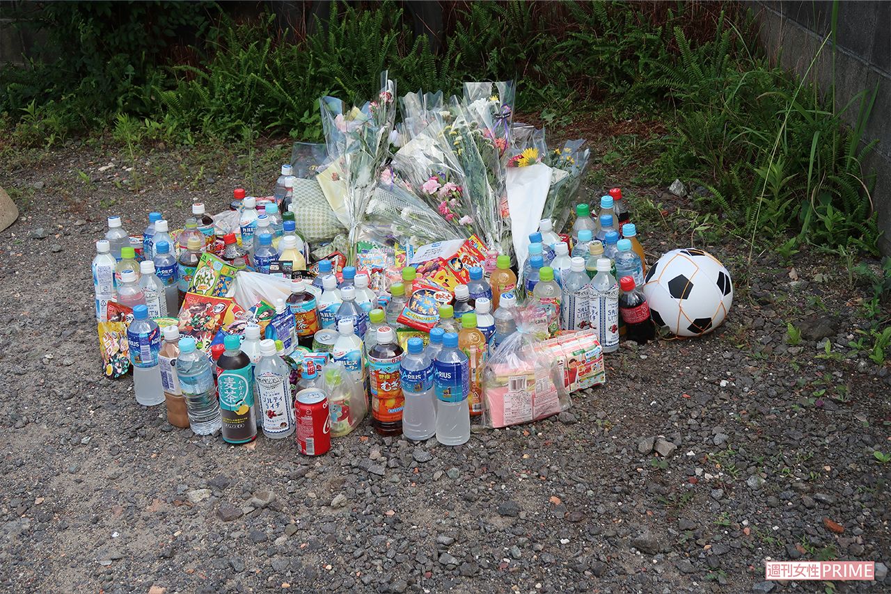 献花は駐車場のところに2か所と、園の前に1か所。花を手向ける人が後を絶たない