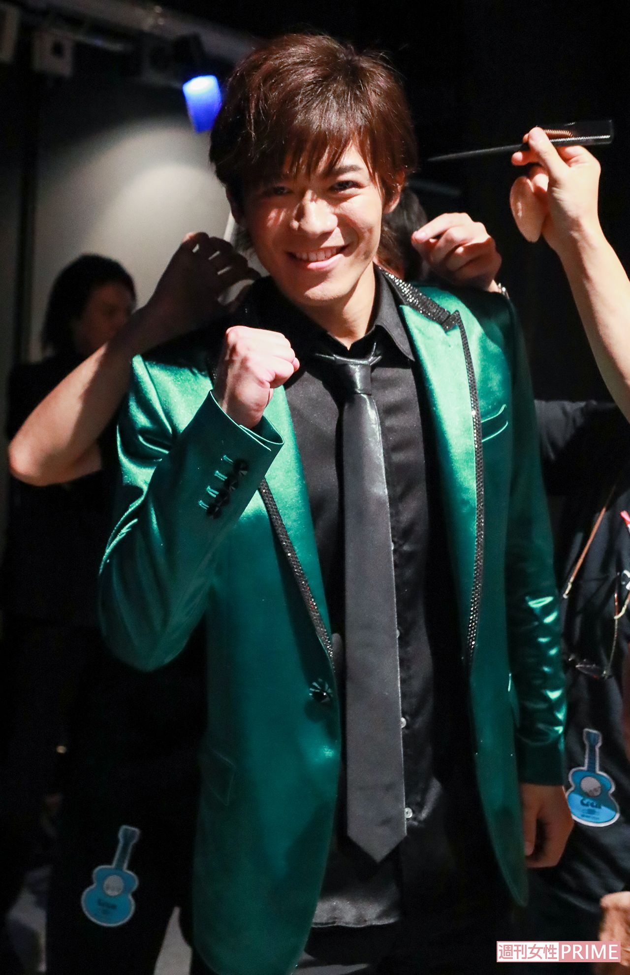 本番直前のヘアセット中でもカメラに向かってガッツポーズ！　