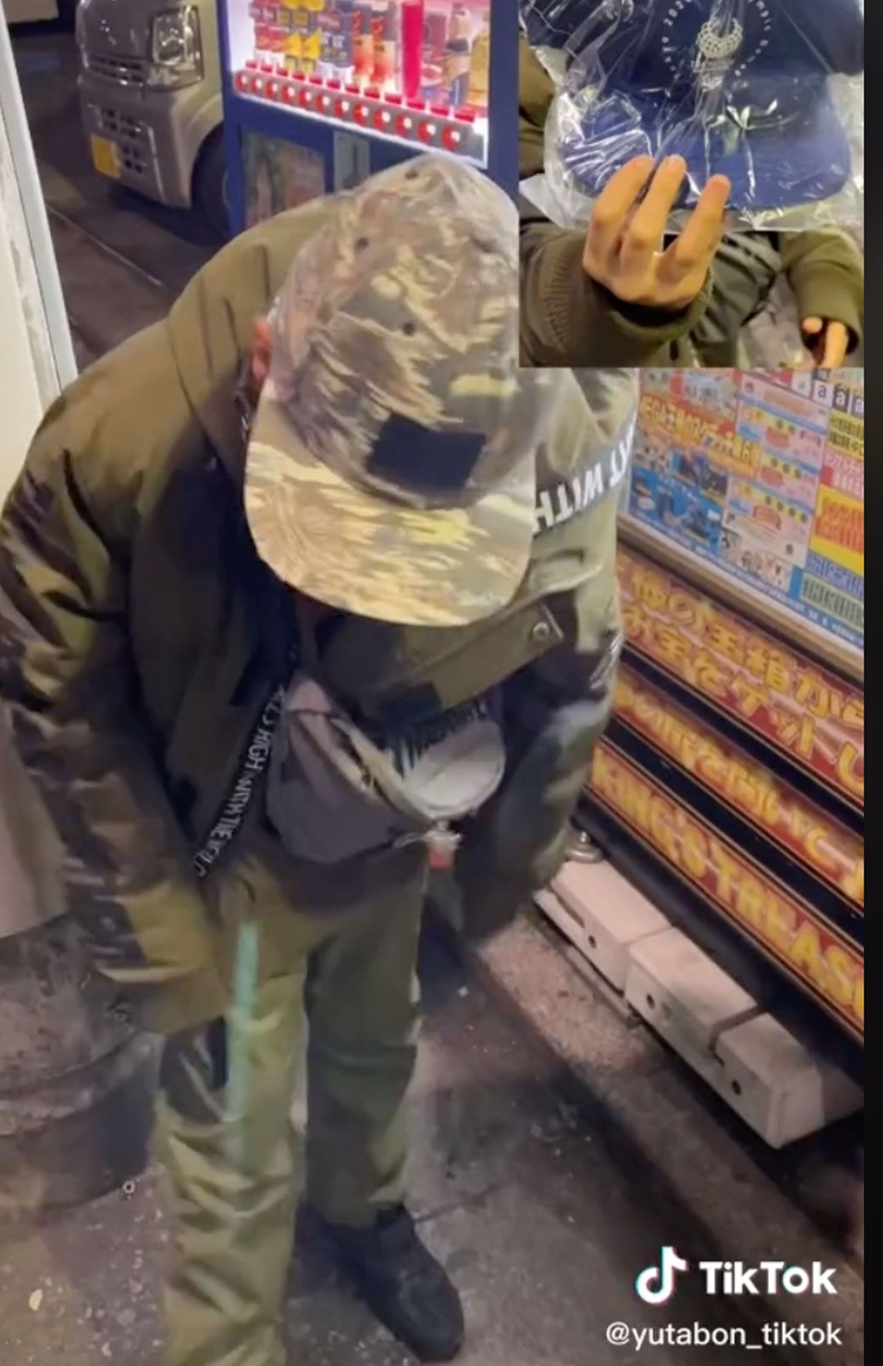 1000円ガチャで出た景品を「なんやこれ!」と投げ捨てるゆたぼん（ゆたぼんのTikTokより）