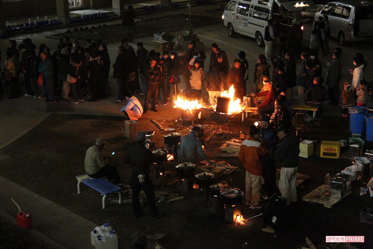 炊き出しには行列が。地震発生から50時間以上経っていたが、電気は通っておらず、あたりは真っ暗（仙台市の避難所、2011年3月13日）