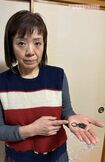 「シルバーアクセサリーも腐食して」と、手のひらにのせて見せてくれる木下史江さん